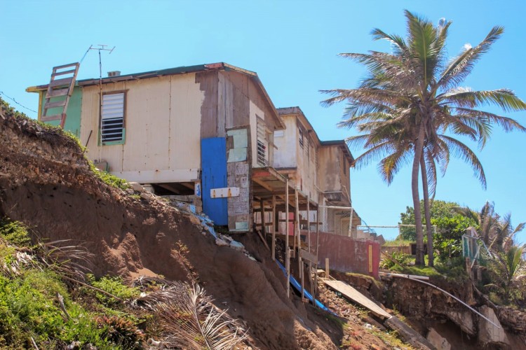 Casas destruidas por la erosión costera en Puerto Rico