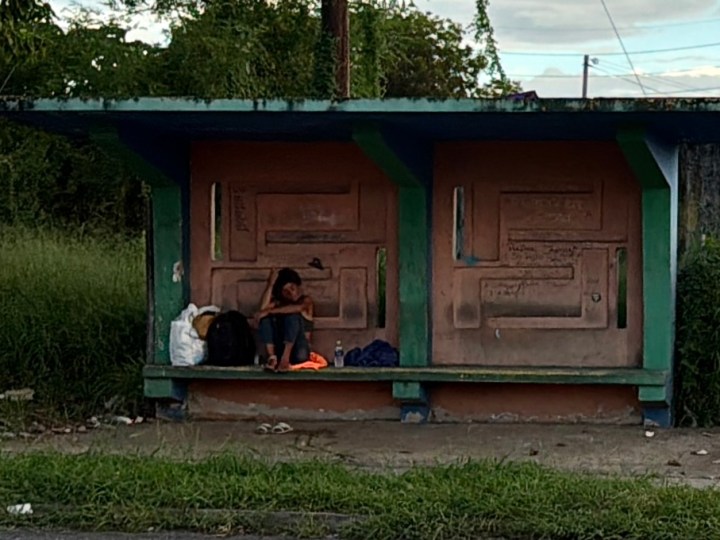 Persona sin hogar descansando en una parada deteriorada en la Avenida San Luis, en Arecibo. Por: Jiniangeliz De León Cordero